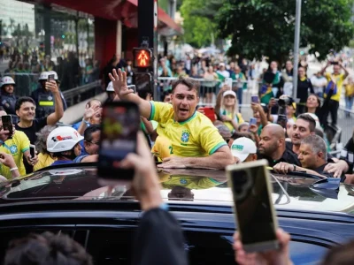Flávio Bolsonaro critica a Lula y al Supremo durante manifestación en São Paulo