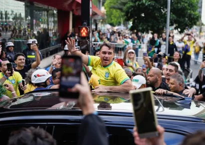 Flávio Bolsonaro critica a Lula y al Supremo durante manifestación en São Paulo