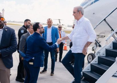 Abinader llega a Miami para participar en cumbre convocada por Trump