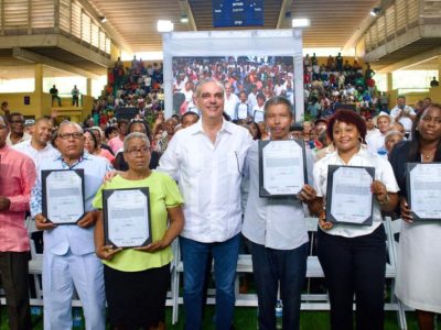 Abinader entrega más de 2,300 títulos de propiedad en San Pedro de Macorís y beneficia a unas 10,000 personas