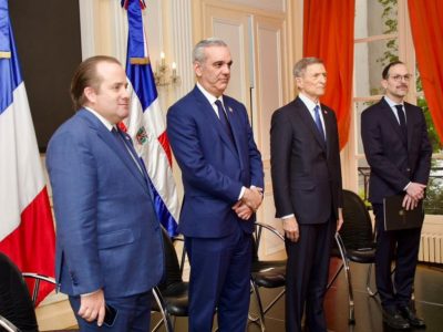 Abinader se reúne con dominicanos en París y habla de más apoyo a la diáspora