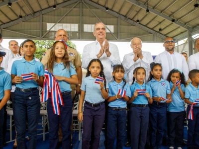 Presidente Abinader impulsa el deporte escolar con nueva cancha techada en Licey al Medio