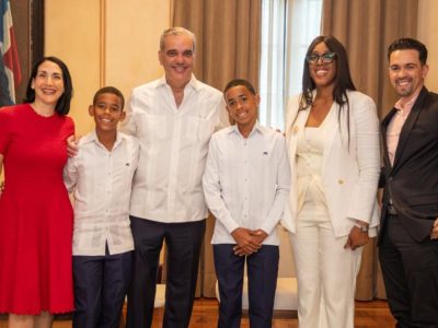 Luis Abinader recibe a joven estudiante “Pico de Oro” en el Palacio Nacional