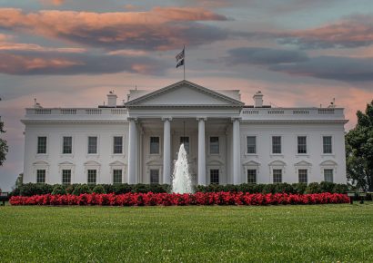 La Casa Blanca difunde video de bombardeos en Irán al ritmo de “La Macarena”