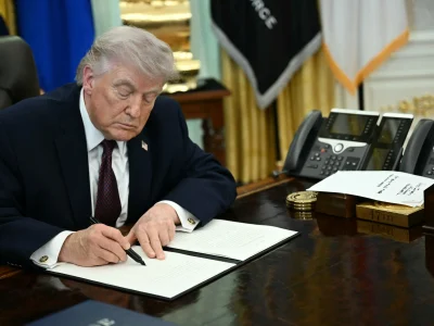 Trump firma orden ejecutiva que limita el voto por correo en EE. UU.