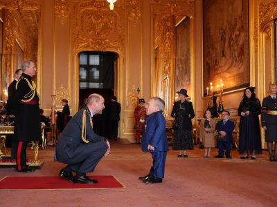 La estrella de ‘Harry Potter’ Warwick Davis, homenajeado con la Orden del Imperio Británico por el príncipe Guillermo