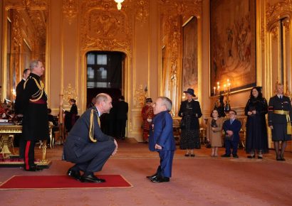 La estrella de ‘Harry Potter’ Warwick Davis, homenajeado con la Orden del Imperio Británico por el príncipe Guillermo