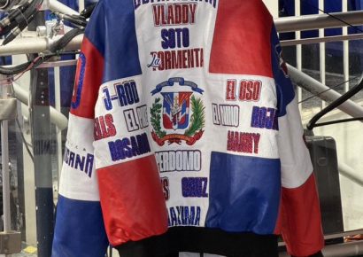 ¡Orgullo dominicano! Santiago Matías adquiere la icónica “chaqueta del flow” del Clásico Mundial de Béisbol 2026 por 112 mil dólares; se queda en RD