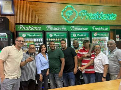 Embajadora de EE. UU. disfruta de la cultura dominicana en un colmado local