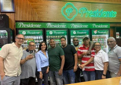 Embajadora de EE. UU. disfruta de la cultura dominicana en un colmado local