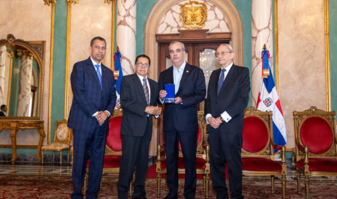 Presidente Abinader concede condecoración póstuma al periodista Orlando Martínez Howley con la Orden del Mérito Duarte, Sánchez y Mella