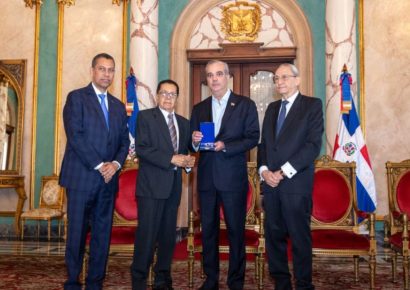 Presidente Abinader concede condecoración póstuma al periodista Orlando Martínez Howley con la Orden del Mérito Duarte, Sánchez y Mella