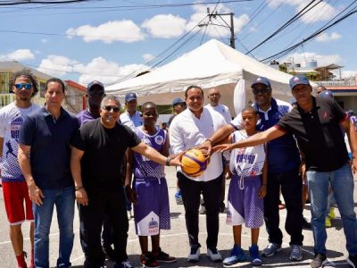 “INEFI con el Barrio” lleva deporte y asistencia social a Los Mameyes