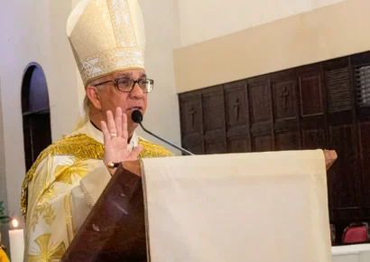 Arzobispo de Santiago exhorta a la sociedad a actuar con responsabilidad y humanidad