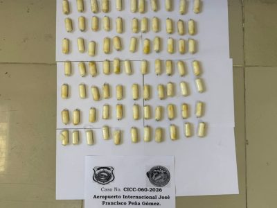 Detienen a ciudadano español con 77 cápsulas de presunta cocaína en el AILA