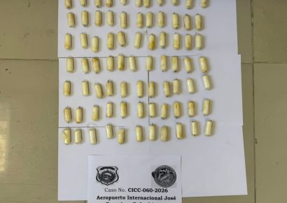 Detienen a ciudadano español con 77 cápsulas de presunta cocaína en el AILA