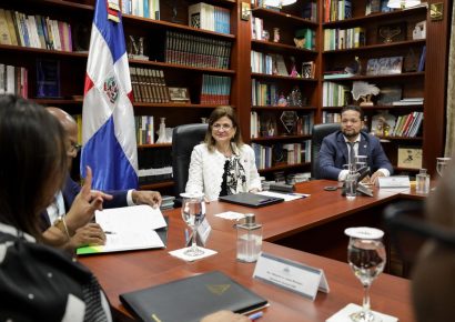 Raquel Peña destaca la importancia de la comunicación en su reunión con el CMD para fortalecer el diálogo en salud