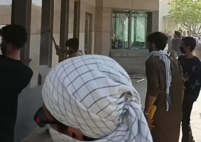 Manifestantes irrumpen en consulado de EE. UU. tras ataque iraní