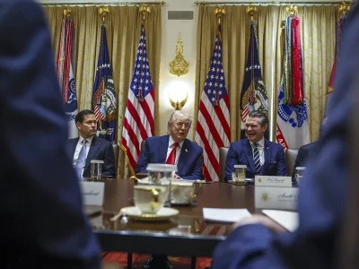 Trump bromea con postularse a las elecciones de Venezuela contra Delcy Rodríguez