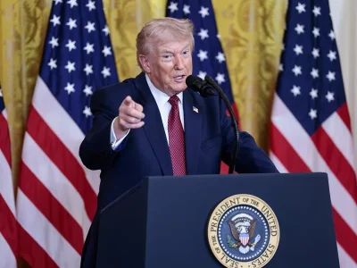 Trump propone enviar buques de guerra al estrecho de Ormuz ante tensión con Irán