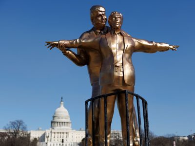 Controversia por estatua de Trump y Epstein al estilo «Titanic» frente al Capitolio