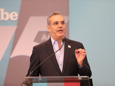 Abinader destaca informe internacional que sitúa a RD como líder regional en libertad de prensa