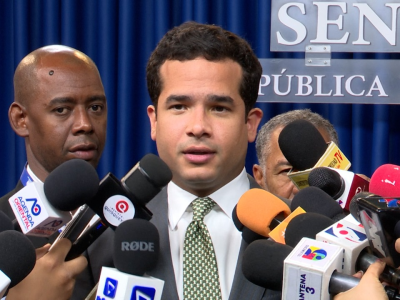 Senador Omar Fernández eleva al Tribunal Constitucional discusión sobre indexación salarial y llama la atención sobre injusticia