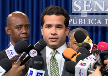 Senador Omar Fernández eleva al Tribunal Constitucional discusión sobre indexación salarial y llama la atención sobre injusticia