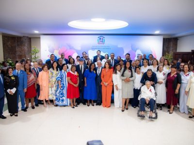 Senado reconoce a 32 mujeres por sus aportes al desarrollo del país