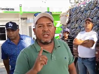 Productores de ajo protestan  frente a las oficinas del Banco Agrícola de La Vega