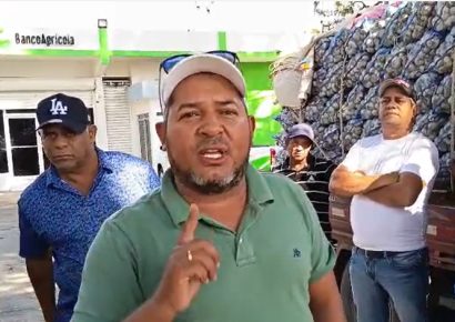 Productores de ajo protestan  frente a las oficinas del Banco Agrícola de La Vega