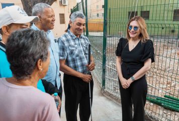 Carolina Mejía supervisa trabajos realizados en el parque V Centenario y su entorno en Villa Juana