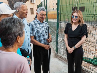 Carolina Mejía supervisa trabajos realizados en el parque V Centenario y su entorno en Villa Juana