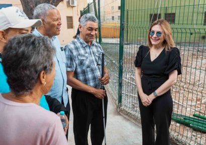 Carolina Mejía supervisa trabajos realizados en el parque V Centenario y su entorno en Villa Juana