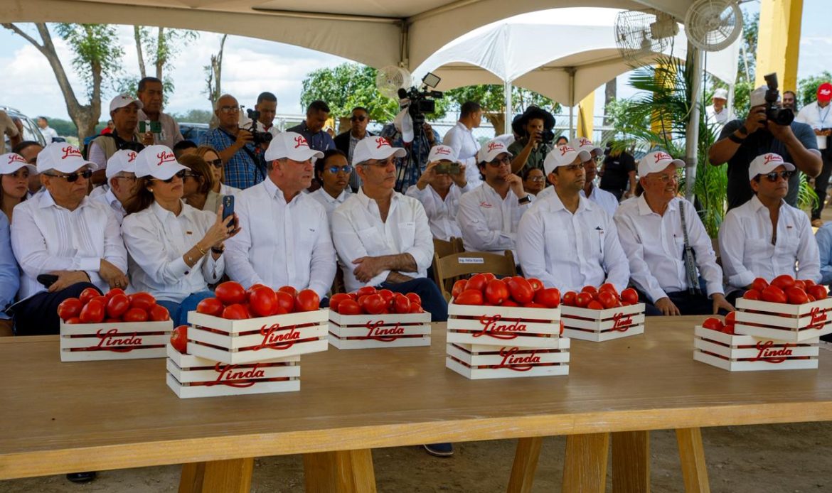 Presidente Abinader visita finca de Productos Linda y resalta la mecanización como motor del desarrollo agrícola dominicano
