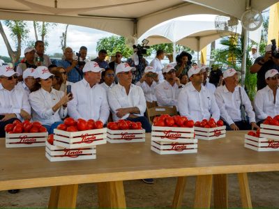 Presidente Abinader visita finca de Productos Linda y resalta la mecanización como motor del desarrollo agrícola dominicano