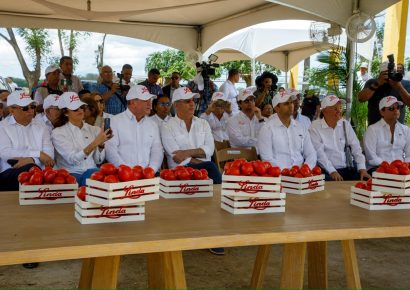 Presidente Abinader visita finca de Productos Linda y resalta la mecanización como motor del desarrollo agrícola dominicano