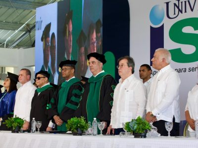 Presidente Abinader encabeza primera ceremonia de graduación del Recinto Sur de la Universidad ISA en San Juan