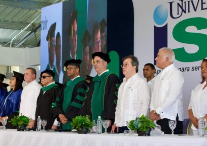 Presidente Abinader encabeza primera ceremonia de graduación del Recinto Sur de la Universidad ISA en San Juan