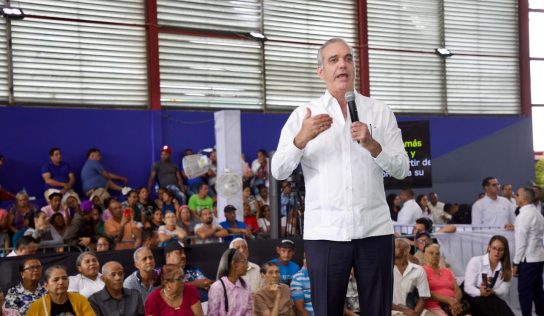 Presidente Abinader entrega 1,025 títulos de propiedad en Hato del Yaque