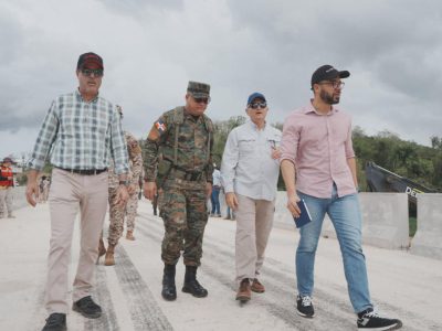 Ministro de Defensa supervisa avances de verja fronteriza en la zona norte