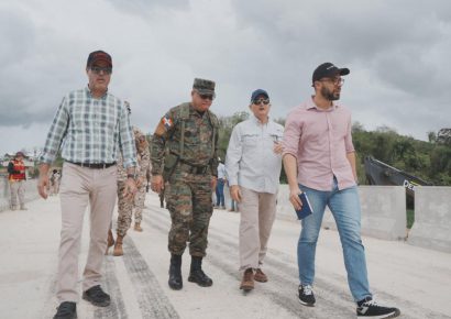 Ministro de Defensa supervisa avances de verja fronteriza en la zona norte