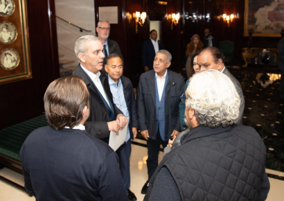 Abinader llega a París para agenda oficial con Macron y participación en foro de la OCDE