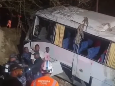 Dos turistas pierden la vida en accidente en Autovía del Este y 18 heridos