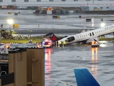 Aeropuerto LaGuardia reabre tras mortal choque entre avión y camión de bomberos