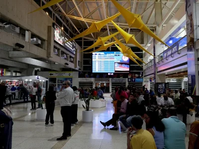 Venezuela negocia con aerolíneas y diplomáticos para reactivar vuelos internacionales