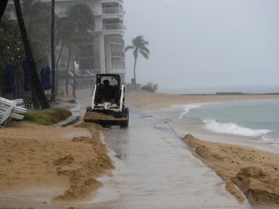 Evacúan a miles en Hawái ante riesgo de colapso por intensas lluvias
