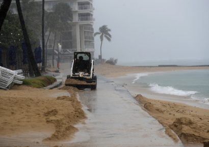 Evacúan a miles en Hawái ante riesgo de colapso por intensas lluvias