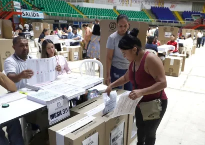 Cierran los colegios electorales en Colombia e inicia conteo tras ocho horas de votación