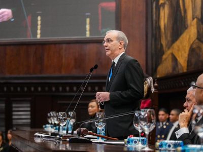 Abinader muestra sus obras para callar a la oposición